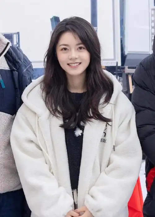 赵今麦殷果侧颜路透##赵今麦侧颜笑路透