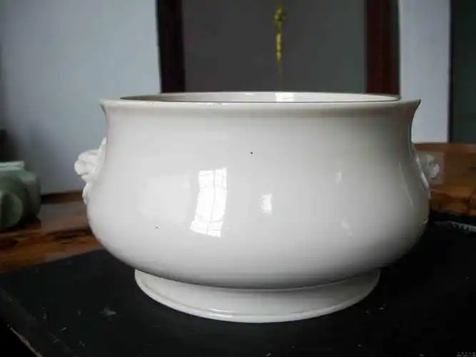 明代德化窑白瓷孩儿红兽耳炉