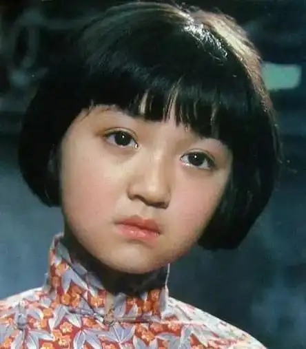 她是城南旧事中的小英子八十年代最美童星如今女儿很可爱