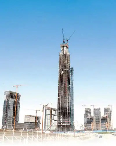 2021年6月17日,中企承建的埃及新行政首都中央商务区标志塔正在