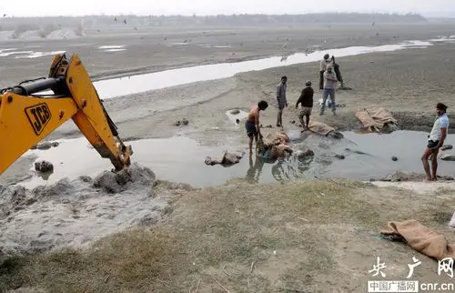 印度北方邦恒河现100具尸体