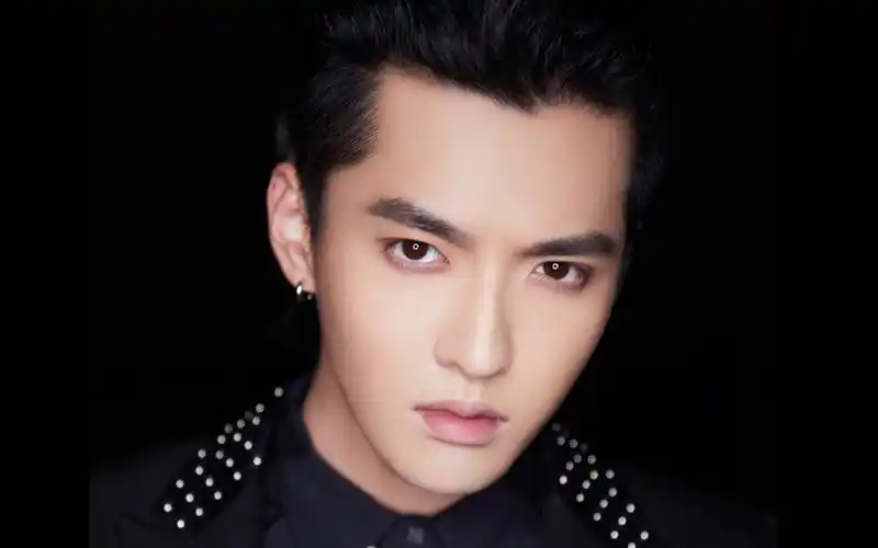 吴亦凡黑色西装帅气写真图片桌面壁纸