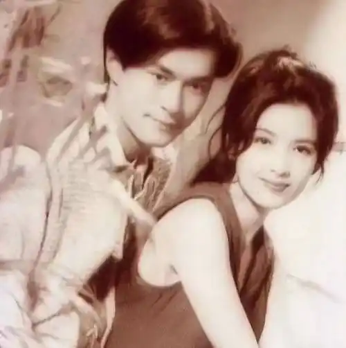 而mv一经发表,古天乐和周慧敏金童玉女般的搭配,就引发了很高的讨论度