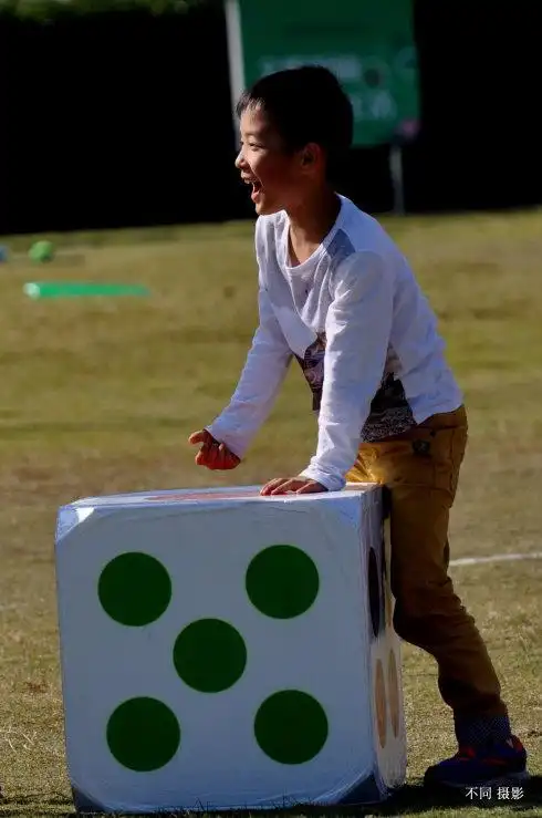 掷骰子游戏,每个小朋友两个骰子,两颗骰子掷出相同面的可以获得游戏