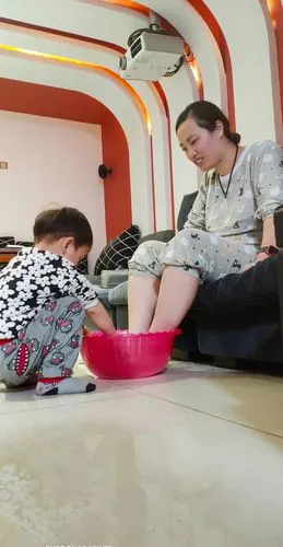 张芮嘉小朋友为妈妈洗脚~祝妈妈节日快乐