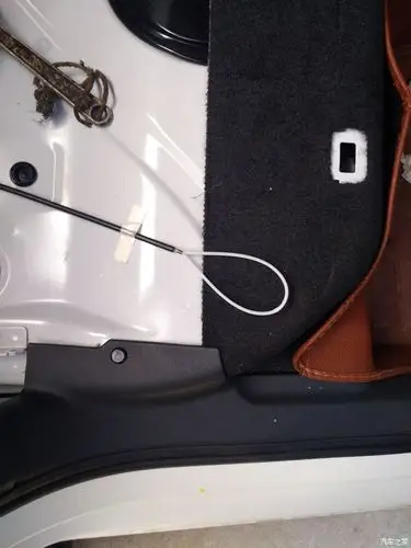 新桑塔纳后座垫怎么拆啊?