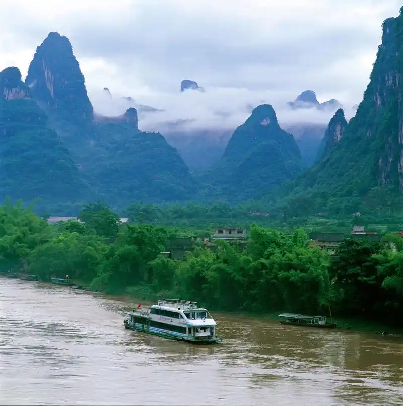 位于中国广西壮族自治区,被誉为"百里画廊",是世界上最美丽的河流之一