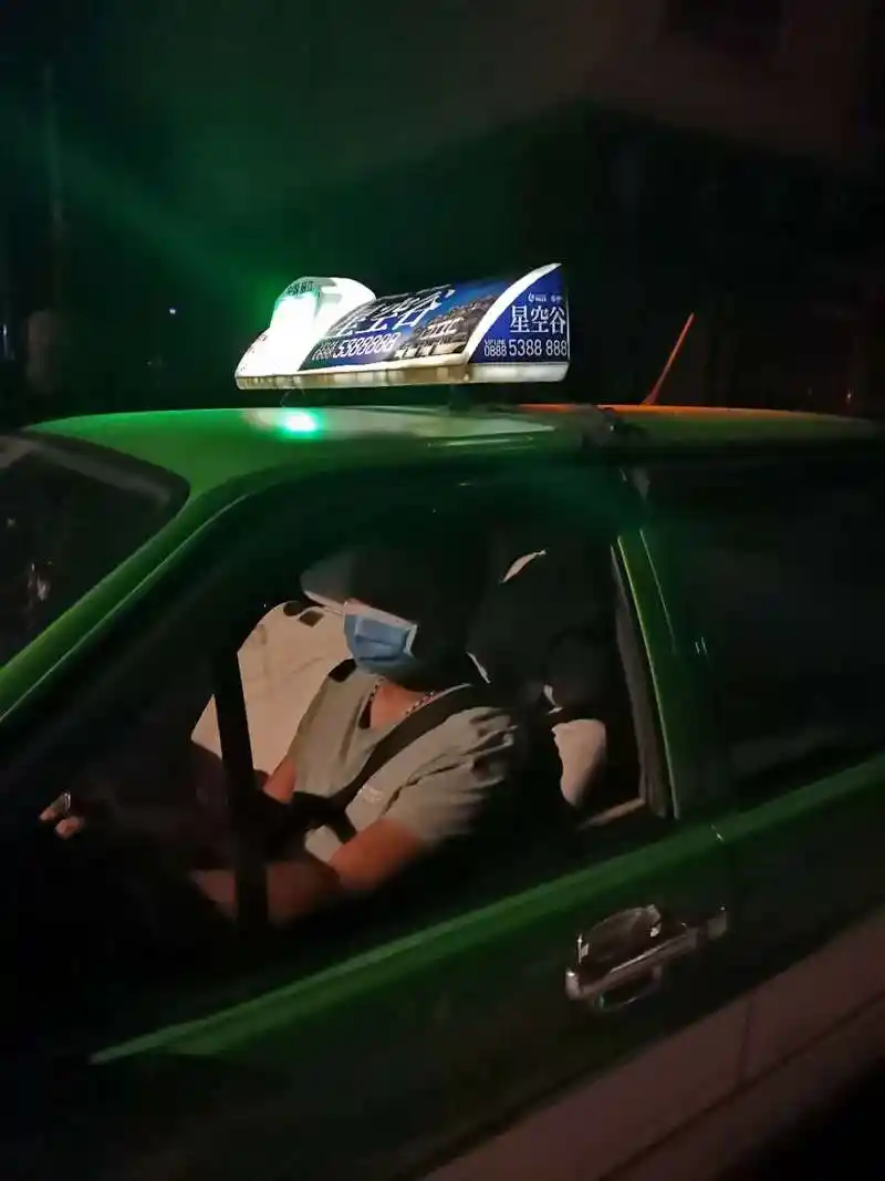 凌晨12点40出租车后排传来一阵电话铃声司机接听后