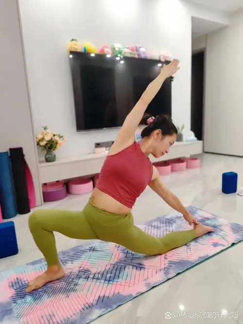 前面几张图片这个瑜伽体式叫马里奇d,万里挑一的人能完成.