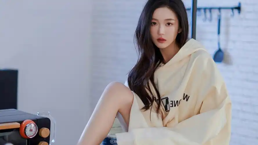 清纯长发文静美女曹婉瑾电脑壁纸