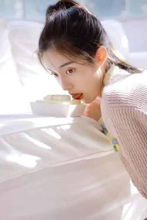 00后可爱小妹妹连体吊带装俏皮可爱软萌妹子图