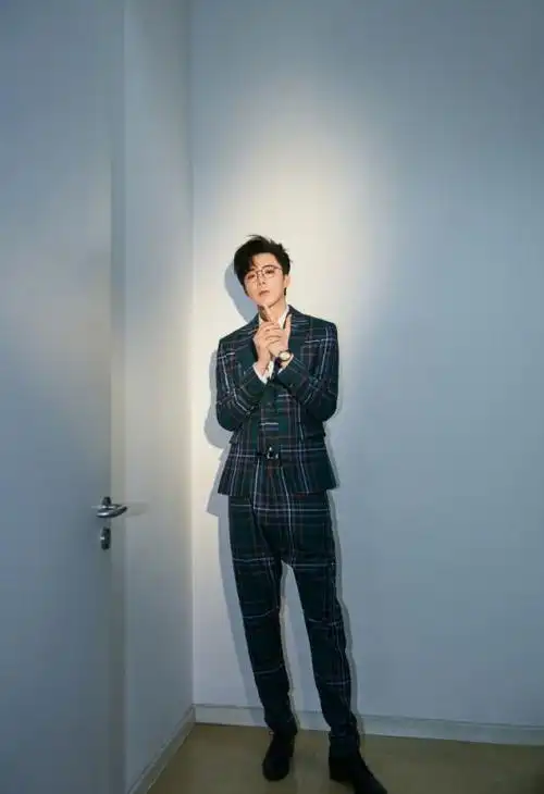 刘宇宁时尚眼镜也太禁欲了搭配上西装看上去帅气满分啊