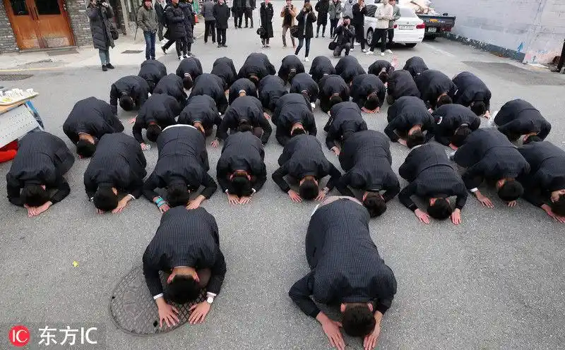 韩国迎来高考首日后辈跪地磕头祝福考生一切顺利