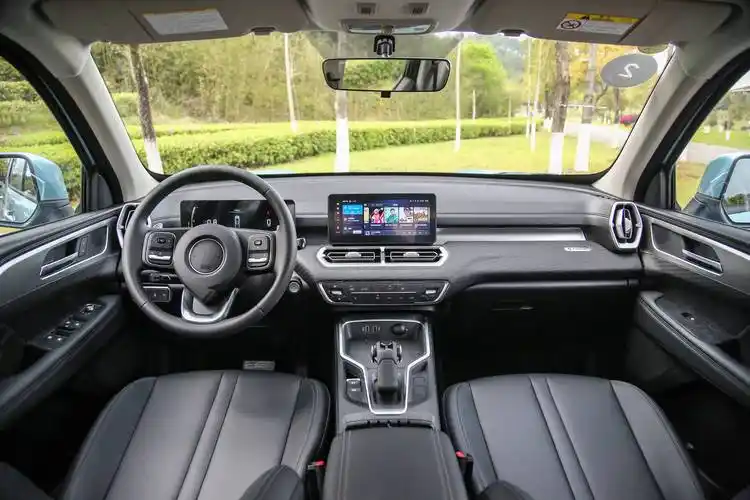 不仅配备全液晶仪表,大尺寸中控屏幕和三辐式多功能方向盘,还在中控台