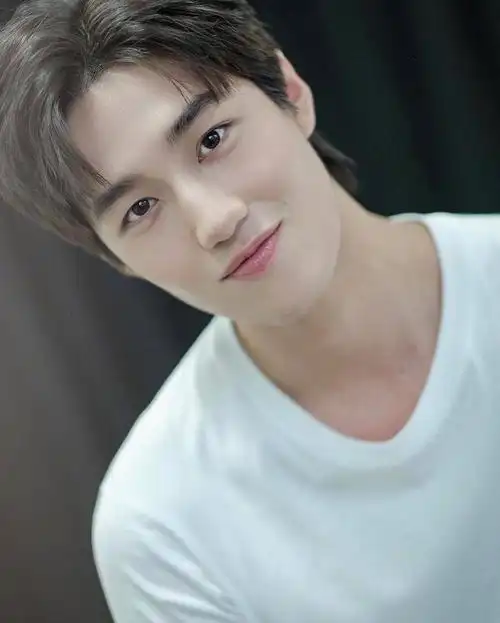 泰国明星tor泰星baifern参加prada大秀可谓资源好到爆,tor透露即将接