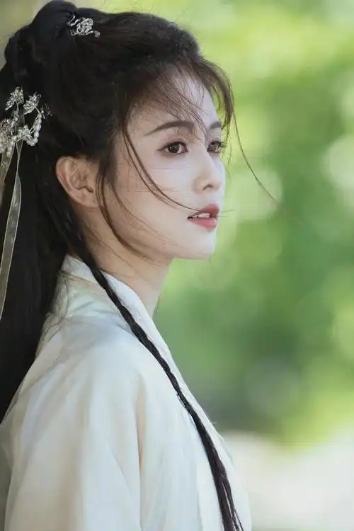 白鹿白衣湖边写真