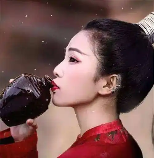 原创古装女子喝酒的画面有多美杨幂悠闲热巴生疏而她霸气十足