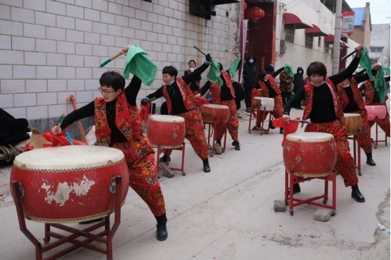 新春走基层丨河南封丘:"威风锣鼓"敲出农村妇女新生活|锣鼓队_新浪