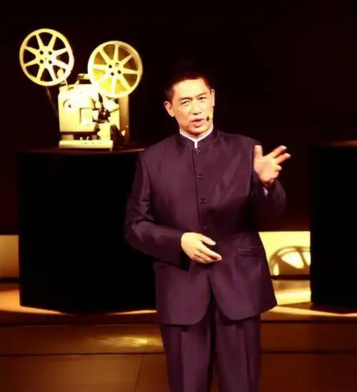 (石凉主持《档案》)石凉个人条件出众,在演艺圈又有不少朋友,演艺之路