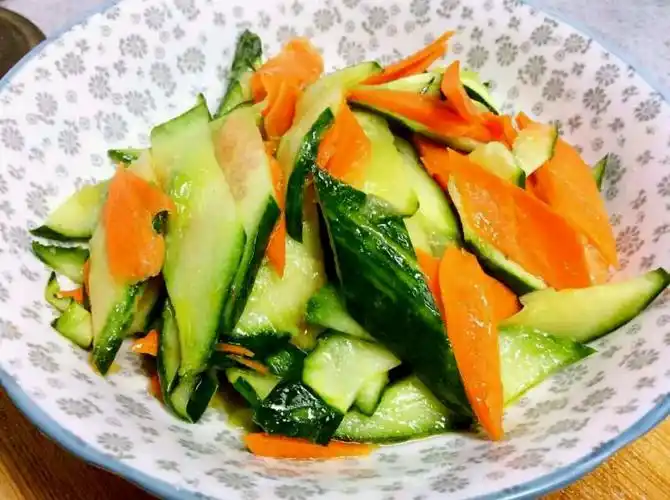 p>黄瓜炒胡萝卜是由 a target="_blank" href="/item/胡萝卜/351711"