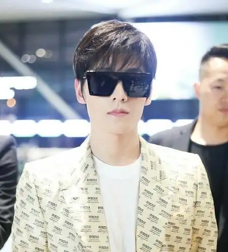 从路透照我们可以看到杨洋戴着方框墨镜,身穿gucci驼色logo印花缎面