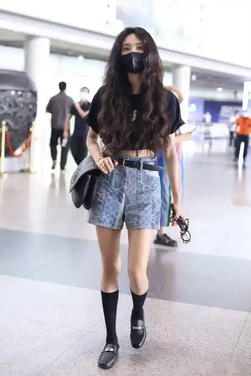 街拍王紫璇黑色t恤牛仔短裤乐福鞋青春学院风