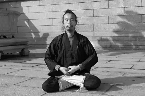 初学打坐的正确方法 盘腿打坐的好处功效与作用