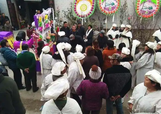 农村老人去世,办丧事的时候无人抬棺,这该咋办呢?看完明白了_腾讯新闻