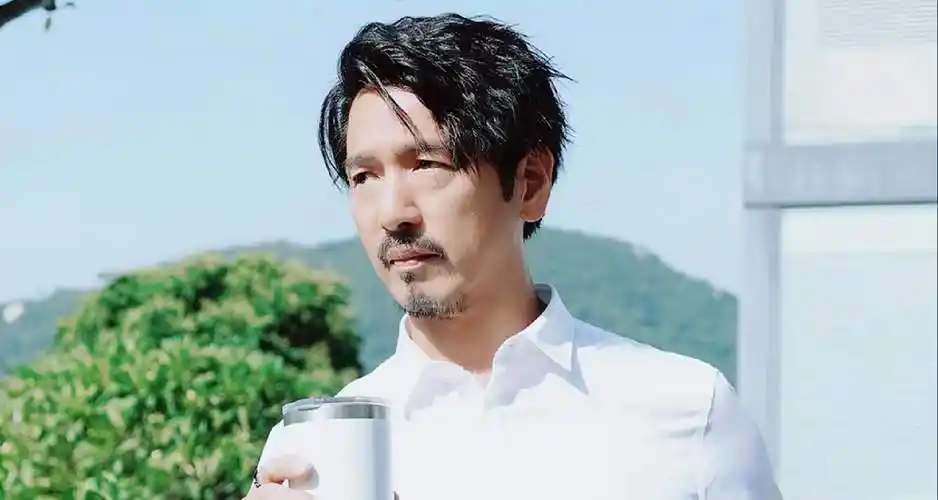 香港知名男星获封中老天花板,低调做豪门女婿,因太帅被同性纠缠