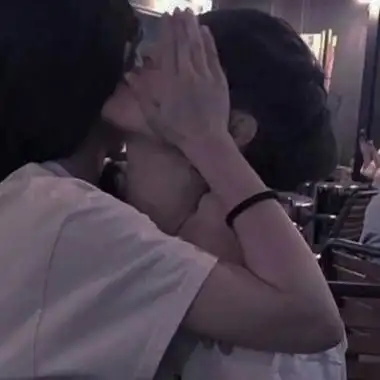 甜蜜亲吻幸福情侣头像一对两张