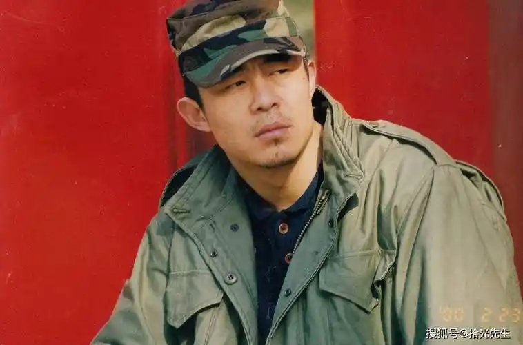 从杀猪少年到荧屏硬汉,3段婚姻,50岁娶小娇妻的侯勇如今怎样?