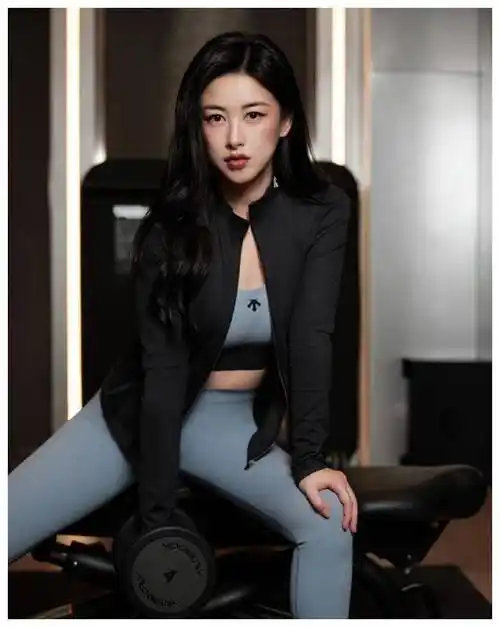 朱珠晒健身美照减重50斤后身材零赘肉细腰长腿超养眼