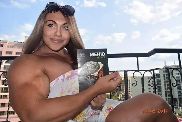 俄罗斯肌肉女,臂围48cm,被称为"女版施瓦辛格"