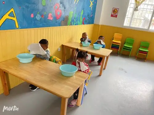 小一班的宝贝们在幼儿园丰富多彩的生活记录