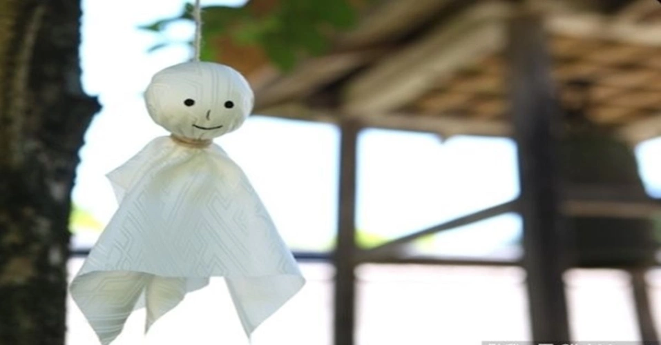 主要流传於中国和日本之中,据说只要做好晴天娃娃并吊在屋檐上,就能让