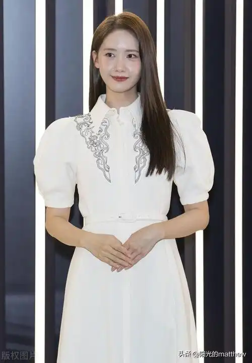 林允儿出席雅诗兰黛品牌活动身着白色连衣裙青春靓丽