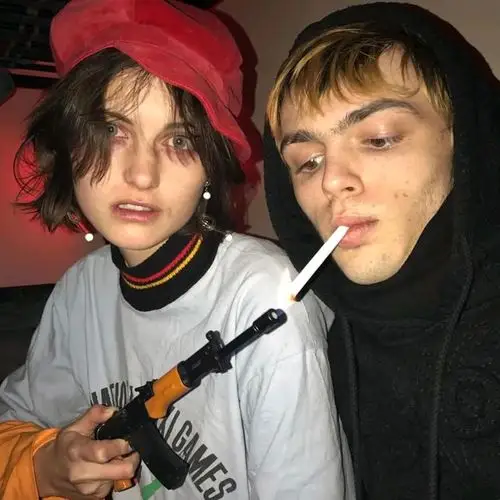 颓废吸烟男友_非主流情侣头像图片_扣扣居