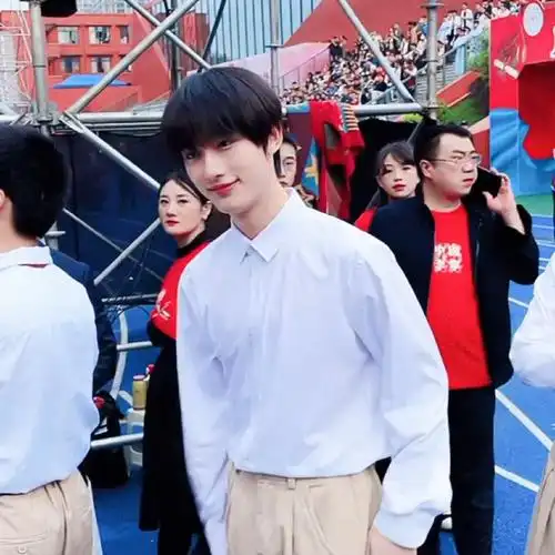 在学校参加成人礼的丁程鑫