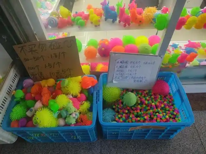 筱筱跟男人来到商贸城附近的一家底商,店铺里售卖的都是玩具,带她过来