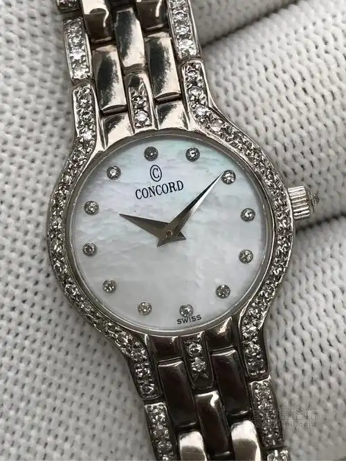 君皇镶钻白金女表