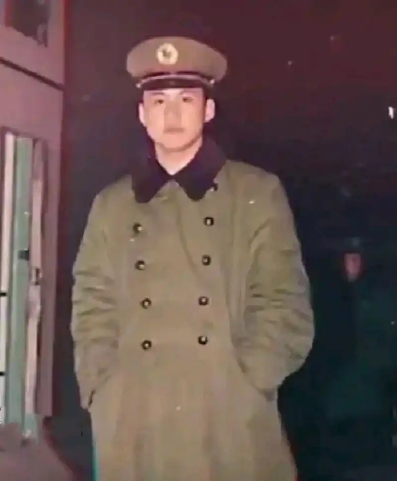 年轻时的方清平的一张照片.