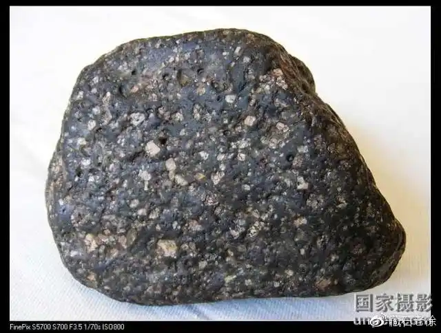 全球98块月球陨石图片陨石收藏