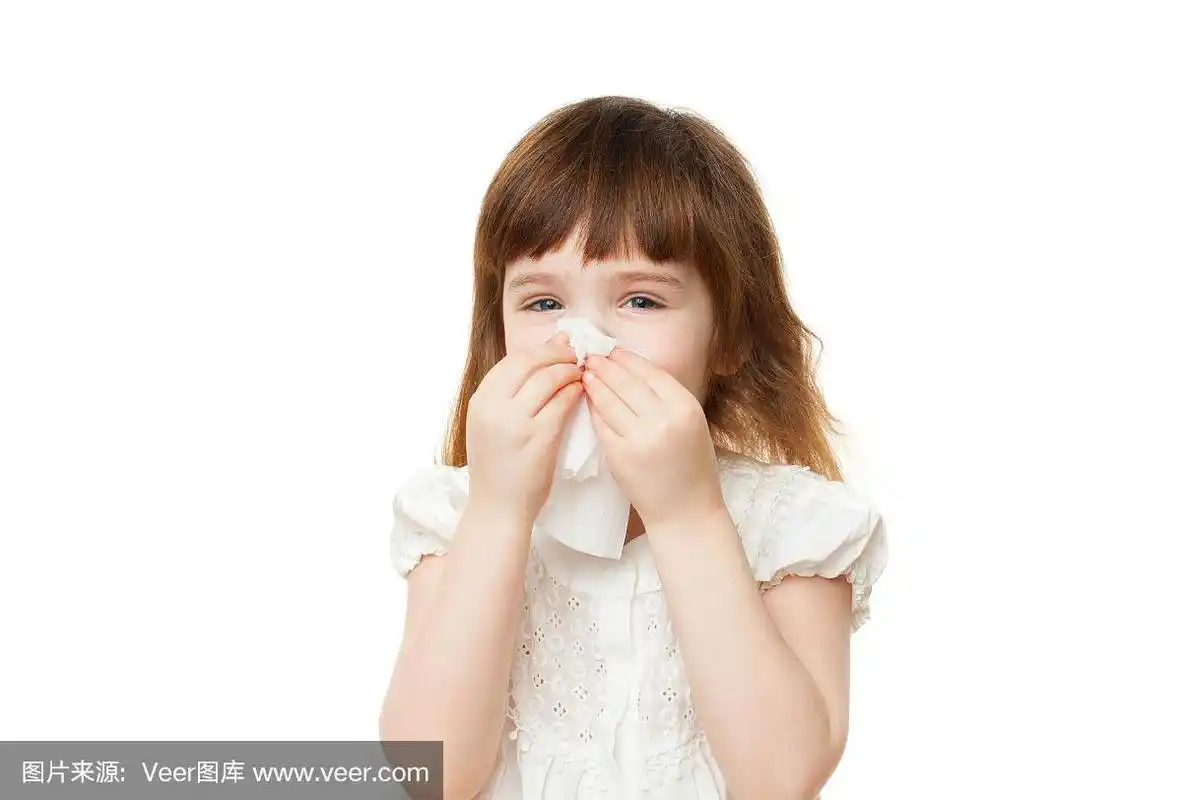 4-5岁的女孩在白色背景上擤鼻涕