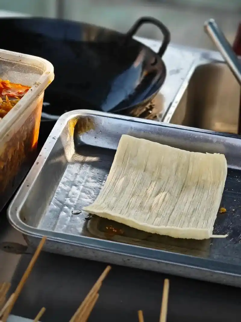 脏摊回味00烤冷面卷臭豆腐,谁懂.烤冷面是浅炸一下就出锅,然 - 抖音