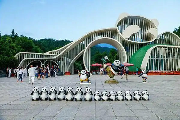 而今天我们要摆的,就是都江堰看熊猫最热闹的熊猫谷和熊猫乐园.