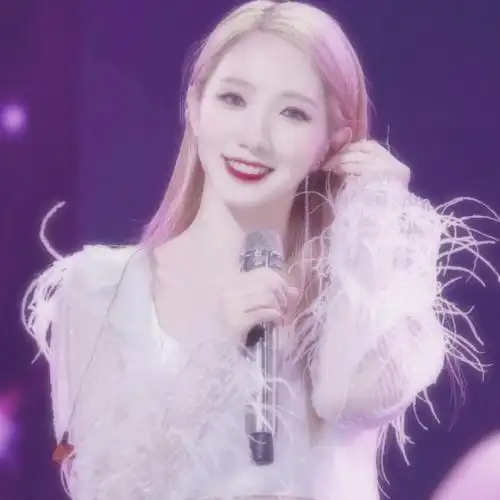 孟美岐自截自制滤镜头像 拿图吱声