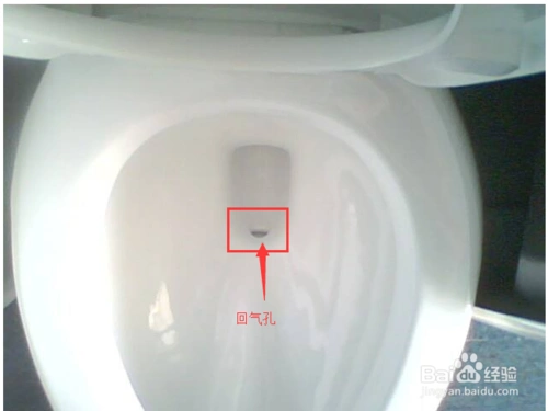 找到马桶的回气孔,确定回气孔是否被尿碱堵住了,让气孔通气博畅