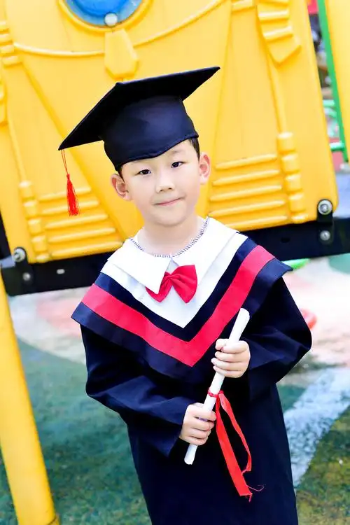 身穿博士服装,佩戴博士帽,手里拿着毕业证书,看起来有点意思嘛.