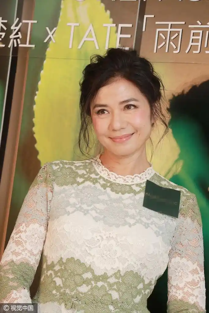 56岁钟楚红蕾丝长裙身材窈窕