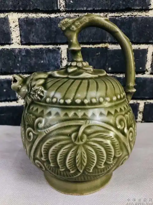 龙泉窑倒流壶雕刻精致釉色温润品相